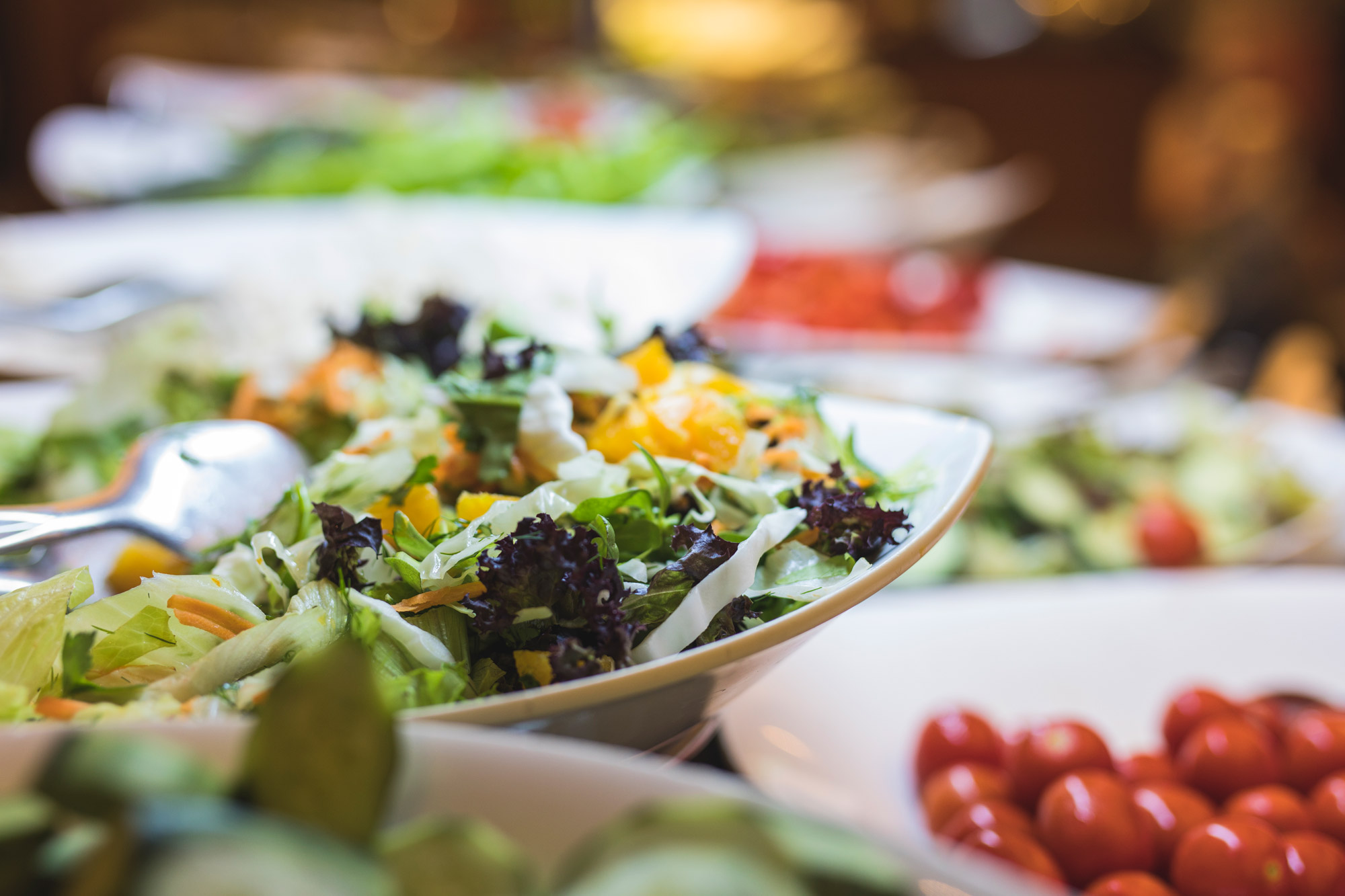 Sallad i olika färger på en tallrik